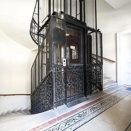 Apaczai 17 Cozy Elegance Near Chain Bridge *